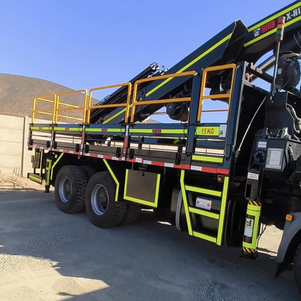 CAMIÓN PLUMA HIAB RECUPERADO CON SISTEMA DE PINTURA INDUSTRIAL